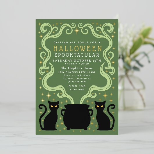 Green Witchy Black Cat Cauldron Halloween Party Folie Uitnodiging (Staand Voorkant)