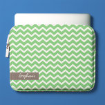 Green Zig Zag Chevrons Patroon Laptop Sleeve<br><div class="desc">Personaliseer deze stijlvolle laptophoes met jouw naam,  initialen,  monogram,  een speciale datum of een tekst naar keuze. Bezoek onze winkel voor meer patroon- en kleurkeuzes en bijpassende producten zoals iPad-mouwen,  iPhone- en Android-covers en meer!</div>