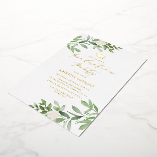 Greenery and White Flowers 2022 Graduation Party Folie Uitnodiging (Gedraaid)