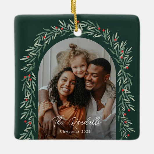 Greenery Arch Modern Script Foto Kerstmis Keramisch Ornament (Voorkant)