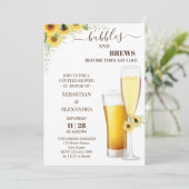 Greenery Bubbles en Brews Couples Shower Invitati Kaart (Staand voorkant)