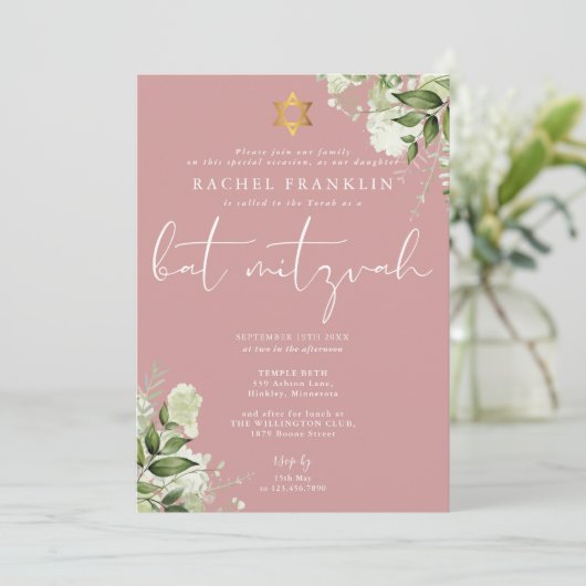 Greenery Dusty Rose Pink Monogram Bat Mitzvah Kaart (Staand voorkant)