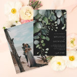 Greenery en Eucalyptus Wedding Black Invitation Kaart<br><div class="desc">Greenery en Eucalyptus Wedding Invitation</div>