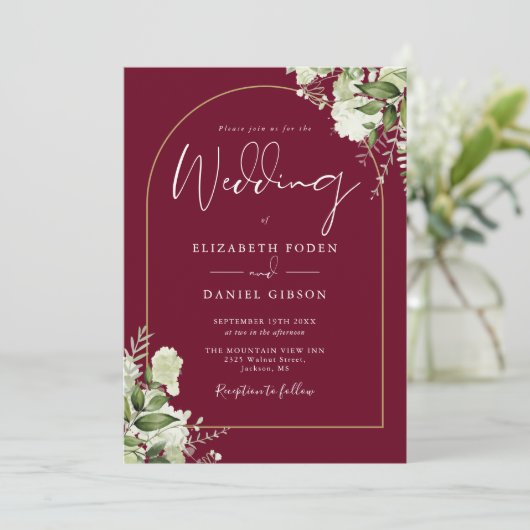 Greenery Gold Arch Monogram Burgundy Wedding Kaart (Staand voorkant)