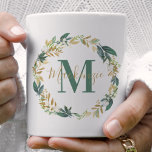 Greenery Gold Floral WreatCustom Monogram Koffiemok<br><div class="desc">Elegant natuur geïnspireerd op maat koffie mok ontwerp beschikt over een prachtige waterverf groene krans met neutraal groen,  goud,  en crèmekleurig gebladerte en bloemen. Personaliseer met de naam en het initiaal van het douanemonogram. Maakt een geweldig cadeau voor uw bruidsmeisjes en andere leden van uw bruidsfeestje.</div>
