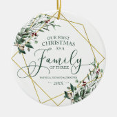 Greenery ons eerste kerstfeest als familie van dri keramisch ornament (Voorkant)