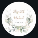 Greenery Waterverf Wedding Ronde Sticker<br><div class="desc">Elegante sticker voor uw bruiloft correspondentie en receptie gunsten met waterverven van salie groen eucalyptus groen,  laurierbladeren met gouden accenten,  en uw namen in een stijlvol gouden script en uw trouwdatum in moderne zacht grijze typografie.</div>