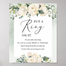 Greenery white roses zetten een ring op het spelbo