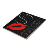 Greetings uit Zweden Red Lipstick Love Kiss Black Tegeltje (Zijkant)