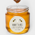 Greige Baby tot bijenhoningschower Favor Ronde Sticker<br><div class="desc">Ideaal voor een bijenvormig baby shower of als onderdeel van een honinggunst,  bevat deze label-sticker van cadeau een paar mooie bijenillustraties met een hart en gemakkelijk om tekst te personaliseren op een geslachtsneutrale bleke achtergrond.</div>