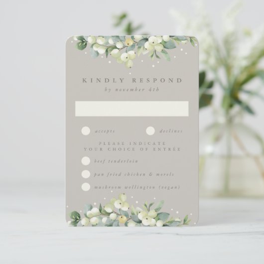 Greige Snowberry + Eucalyptus Edged Bruiloft RSVP Kaartje (Staand voorkant)