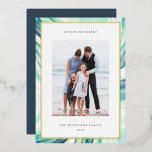 grens voor gehakt vlees | Hanukkah Photo Gold Folie Feestdagenkaart<br><div class="desc">Verstuur Hanukkah groeten naar vrienden en familie met onze elegante fotokaarten. De kaart is ontworpen om één verticale of portretgeoriënteerde foto te bevatten en biedt een geo-de-agaatsegmentgrens van de waterverf in airy aqua en groen met een gouden folie-grens. Pas uw eigen Hanukkah-begroeting en familienaam/namen aan.</div>