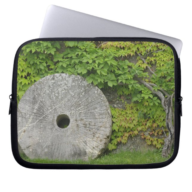 Grenssteen, Castle Banfi in de regio Toscane, Laptop Sleeve (Voorkant)