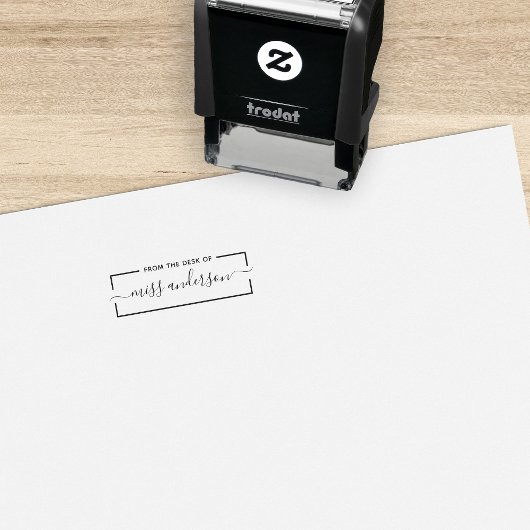 Grenzend aan het bureau van de lerarenscriptnaam zelfinktende stempel