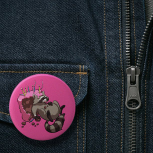 Gretige wasbeer vol verjaardagstaart cartoon ronde button 5,7 cm