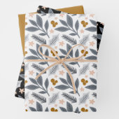 Grey and Gold Winter Florals Holiday Inpakpapier Vel (In situ)