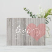 Grey and Pink Rustic Wood Heart Wedding Invite Kaart (Staand voorkant)