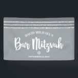 Grey Bar Mitzvah Modern Zilver Tallit Bold Script Spandoek<br><div class="desc">Wees trots, verheug je en laat deze mijlpaal van je favoriete Bar Mitzvah zien! Hang deze coole, unieke, moderne, gepersonaliseerde banner op om toe te voegen aan zijn speciale dag. Vet, wit script typografie, Star of David, en een zachte grijze en zilveren glitter gestreepte tallit geïnspireerde grafische overlay een eenvoudige,...</div>