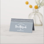 Grey Bar Mitzvah Zilver Tallit Vet Script Modern Plaatskaartje<br><div class="desc">Geen Bar Mitzvah partij is volledig zonder gepersonaliseerde plaatskaarten. Laat je favoriete Bar Mitzvah trots zijn, blij en vieren zijn mijlpaal op zijn perfect gecoördineerde partij. Vette, donkergrijze typografie en een donkergrijze en faux zilveren glitter gestript, geïnspireerde grafische bedekking met een eenvoudige, zachte, lichtgrijze achtergrond. Op de rug, witte manuscripttypografie...</div>