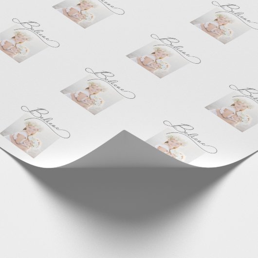 Grey Believe Script met kerstfoto Cadeaupapier (Hoek)