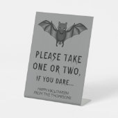 Grey Cartoon Bat Halloween Neem een Snoep Reclamebord Met Voetstuk (Voorkant)