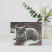 Grey Cat Green Eyes op Bed Briefkaart KMCoriginals (Staand voorkant)
