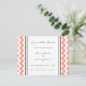 Grey Coral Chevron Save the Date Wedding Briefkaar Aankondigingskaart (Staand voorkant)
