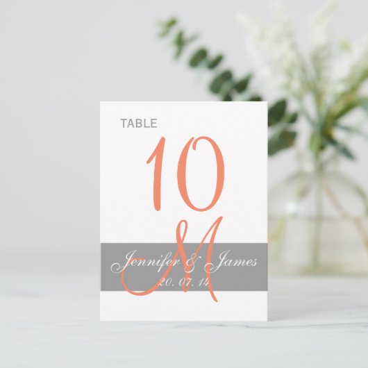 Grey Coral Monogram Trouwtafel Kaart (Staand voorkant)