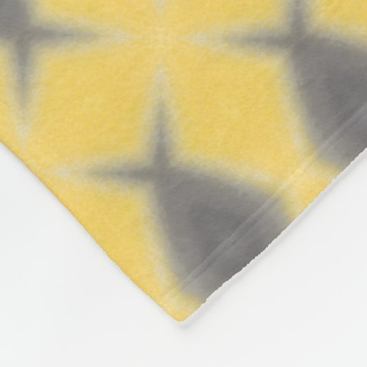 Grey diamond motif on yellow design fleece deken (Hoek)