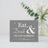 Grey Eat Drink We zijn getrouwd Retro Elopement Briefkaart (Staand voorkant)