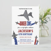 Grey Fighter Jet Verjaardag Uitnodigingen (Staand voorkant)
