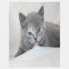 Grey Kitten Licking Snow Fleece Deken