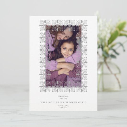 Grey Lace Effect Chic Frame Flower Girl Bridesmaid (Staand voorkant)