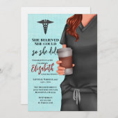 Grey Scrubs Verpleegkunde School Afstuderen Uitnod Kaart (Voorkant / Achterkant)