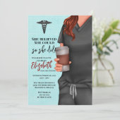 Grey Scrubs Verpleegkunde School Afstuderen Uitnod Kaart (Staand voorkant)