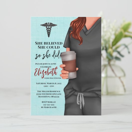 Grey Scrubs Verpleegkunde School Afstuderen Uitnod Kaart (Staand voorkant)