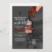 Grey Scrubs Verpleegkunde School Afstuderen Uitnod Kaart (Voorkant / Achterkant)