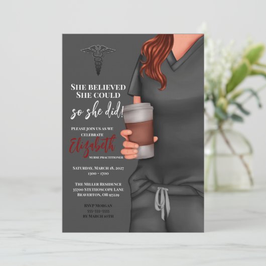 Grey Scrubs Verpleegkunde School Afstuderen Uitnod Kaart (Staand voorkant)