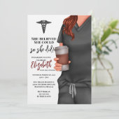 Grey Scrubs Verpleegkunde School Afstuderen Uitnod Kaart (Staand voorkant)