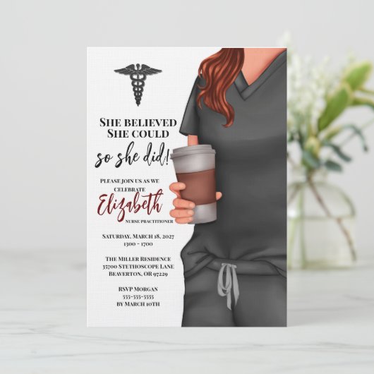 Grey Scrubs Verpleegkunde School Afstuderen Uitnod Kaart (Staand voorkant)