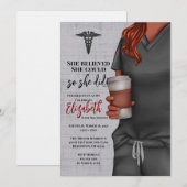 Grey Scrubs Verpleegkunde School Afstuderen Uitnod Kaart (Voorkant / Achterkant)