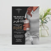 Grey Scrubs Verpleegkunde School Afstuderen Uitnod Kaart (Staand voorkant)