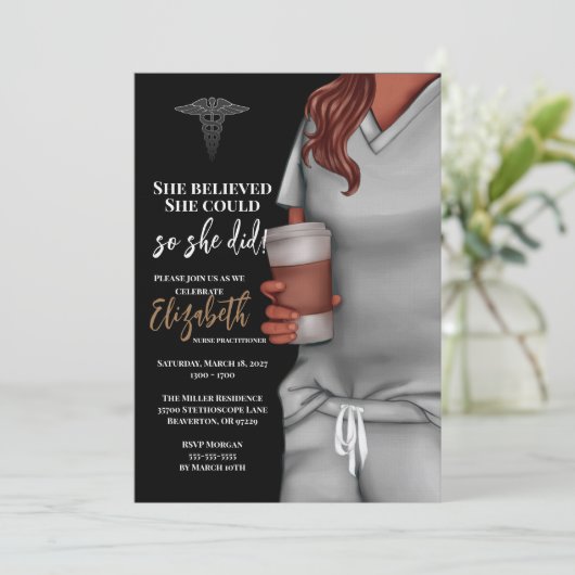 Grey Scrubs Verpleegkunde School Afstuderen Uitnod Kaart (Staand voorkant)