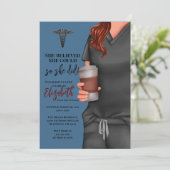 Grey Scrubs Verpleegkunde School Afstuderen Uitnod Kaart (Staand voorkant)