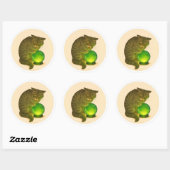 Grey Shorthair cat with green crystal ball Ronde Sticker (Vel)