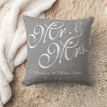 Grey White Linen Mr. en Mrs Wedding Pillow Kussen<br><div class="desc">Gepersonaliseerde Grijze en Witte Mr. en Mrs Wedding Pillow. Ontwerp door Elke Clarke©. Beschikbaar op www.zazzle.com/monogramgallery. De klasse, gepersonaliseerde, grijze of grijze linde achtergrond (het gedrukte fotoeffect), klantgericht met bruid en groomnamen in witte manuscriptdoopvont en trouwdatum. Het mooie design is perfect voor huwelijkscadeaus, liefje kussens, huwelijksfeestjes en nog veel meer....</div>