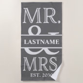 Grey White Mr. en Mrs. Wedding gepersonaliseerd Strandlaken (Voorkant)