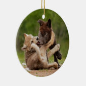 Grey Wolf Pups Worstelen Keramisch Ornament (Rechts)