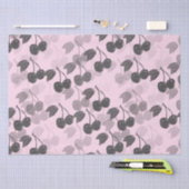 Grey Woodcut Cherry Design op Roze Tissuepapier (Craft)