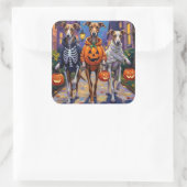 Greyhound Trick-or-Treating in Halloween kostuums Vierkante Sticker (Tas)